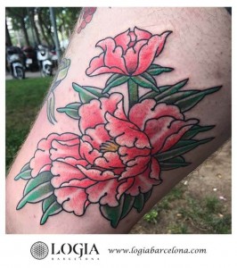tatuaje-flores-muslo-Logia-Barcelona-Laia         